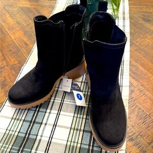 Universal thread Chelsea boots. Black and brown. Size 7. NWT